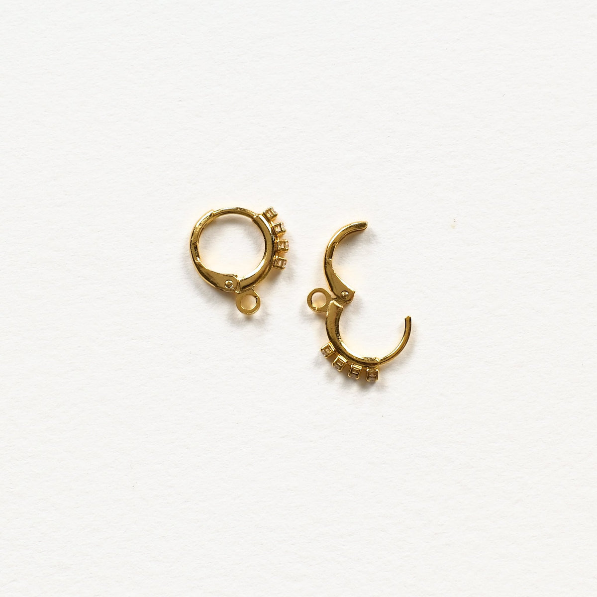 Dormeuses rondes à strass dorées 24K, ouverte et fermée, avec anneau de raccord au bas