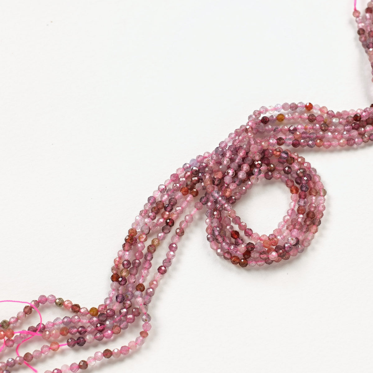 Détail des petites perles facettées en spinelle multicolore 3 mm