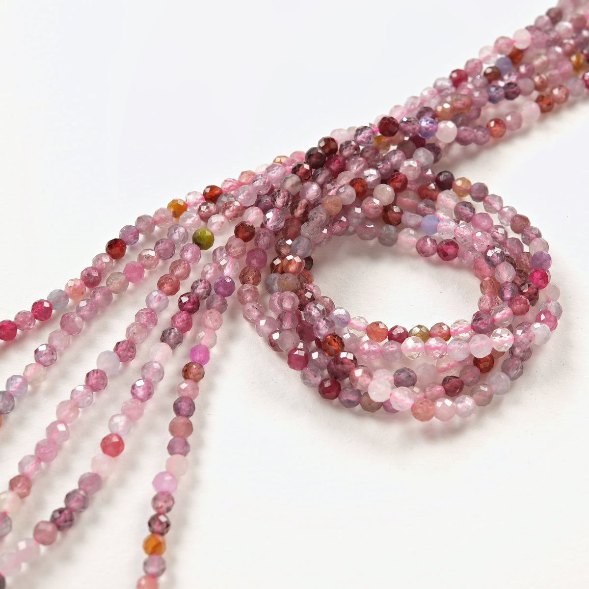 Rangs de spinelle naturel 4 mm framboise et rose clair formant une boucle