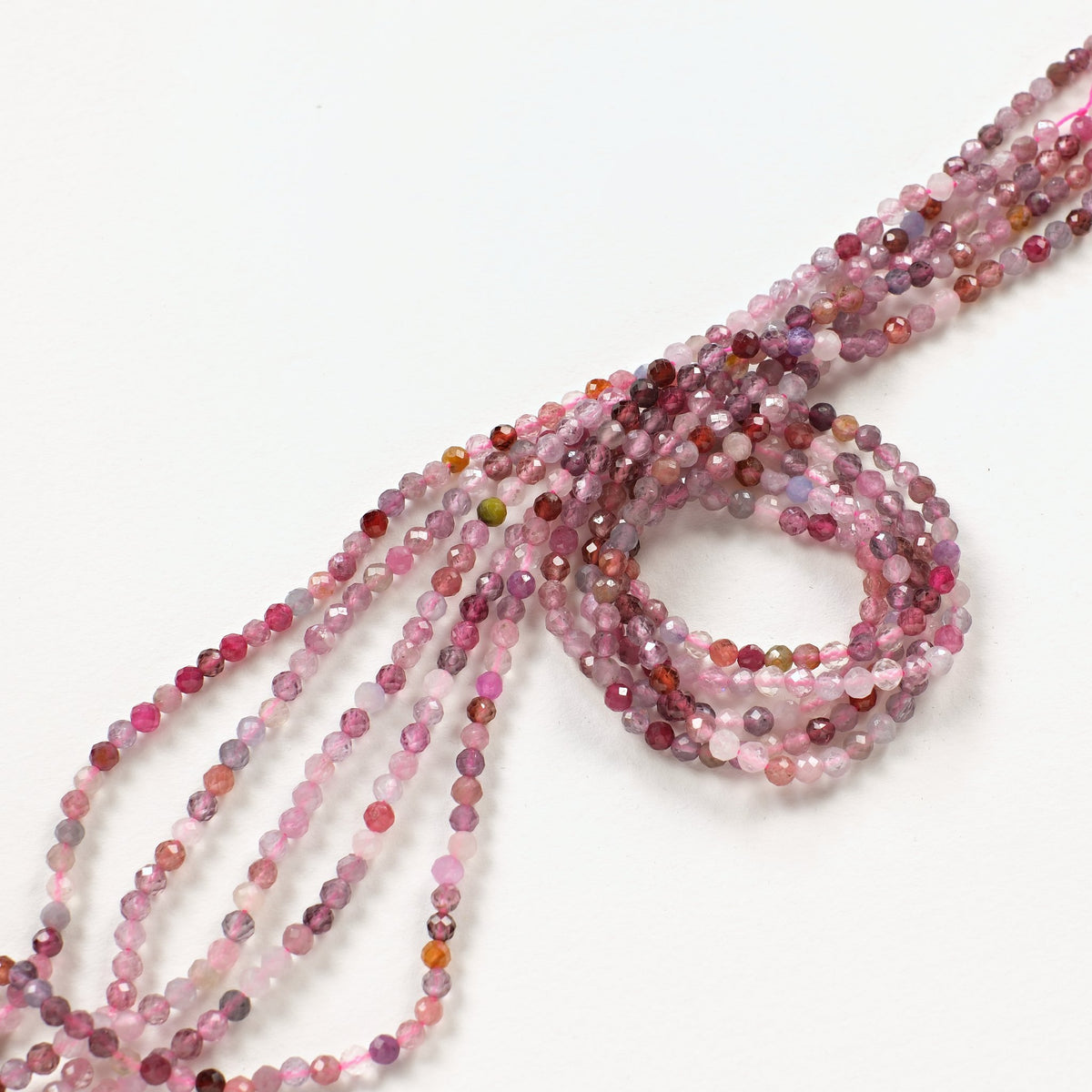 Détail des perles rondes facettées en spinelle multicolore 4 mm