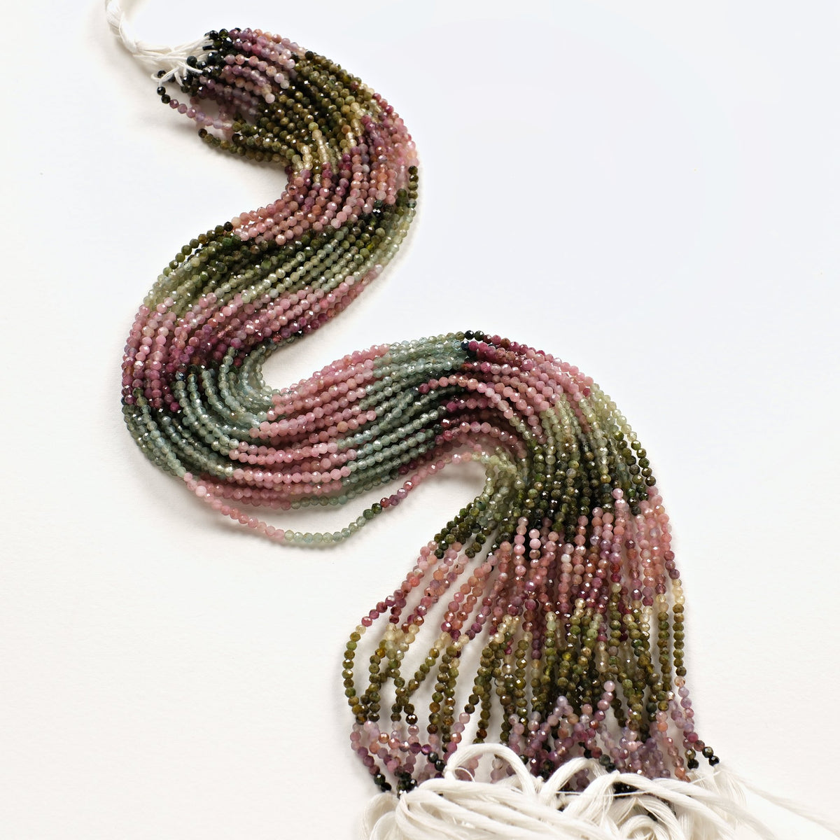 Fil de perles en tourmaline multicolore facettée 2 mm, couleurs rangées en dégradé rose, vert et noir