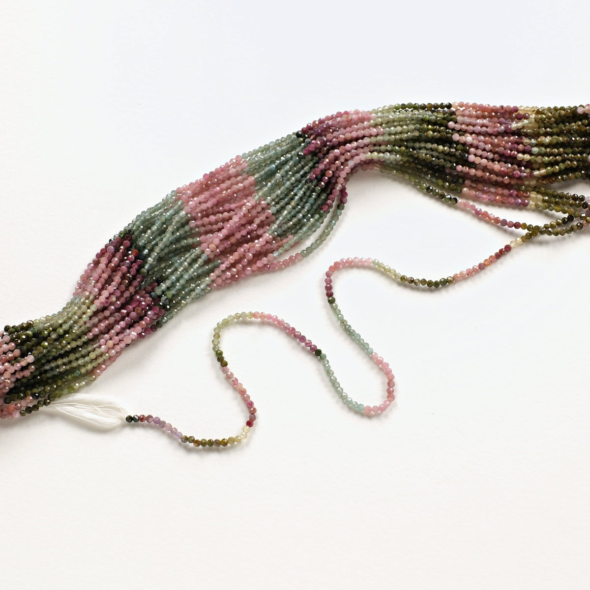 Fils de tourmaline multicolore naturelle 2 mm, détail d'un rang déplié