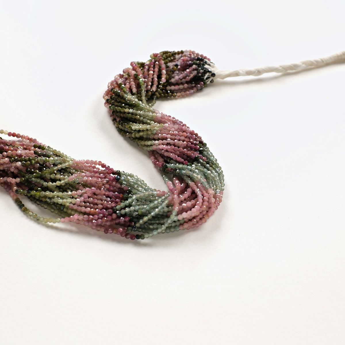 Torsade de fils de tourmaline 2 mm rangés par couleur