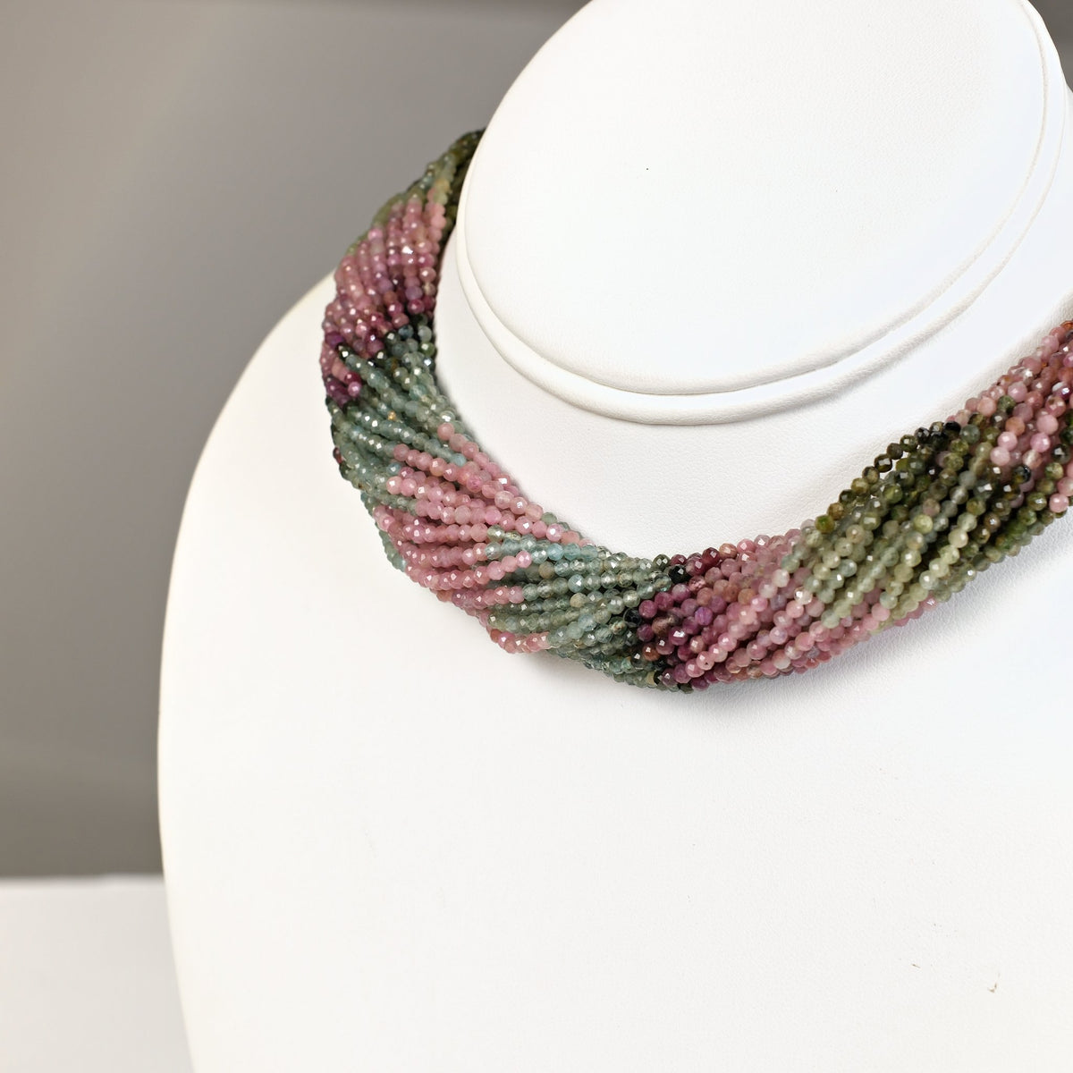 Collier multirang en perles de tourmaline multicolore 2 mm sur buste blanc
