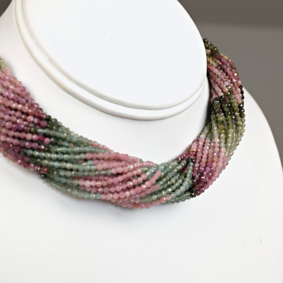 Rangs de tourmaline multicolore 2 mm portés en collier multirang sur buste