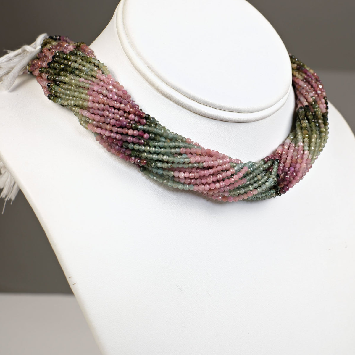 Rangs de tourmaline rose et verte 2 mm sur buste, vue de côté