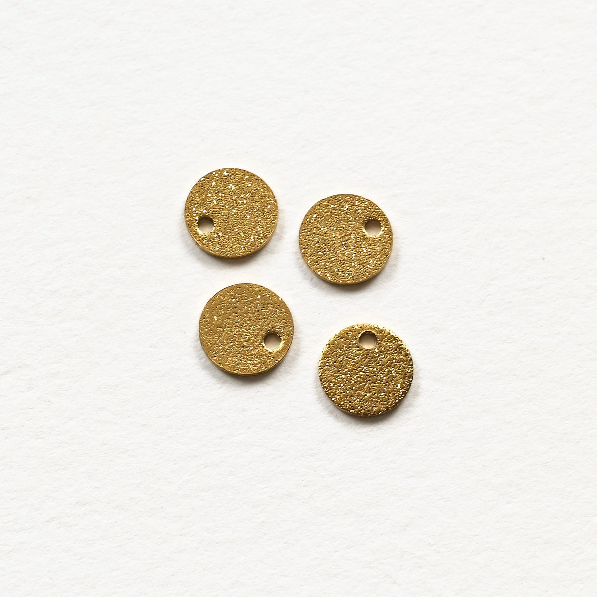 Quatre pendentifs ronds 8 mm en acier inoxydable 304 doré Ion Plating