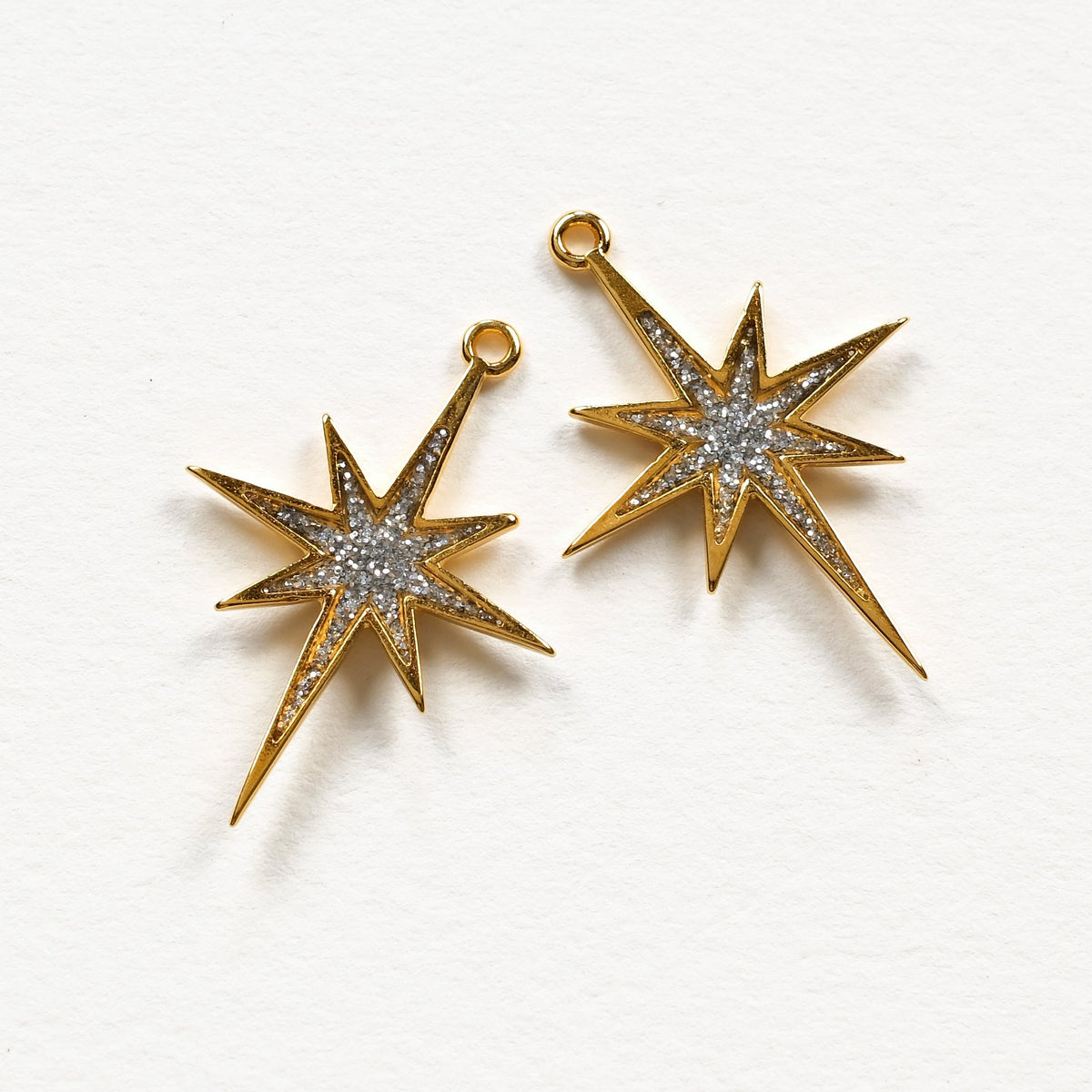 Deux pendentifs étoile en Zamak doré 24K avec centre pailleté argenté