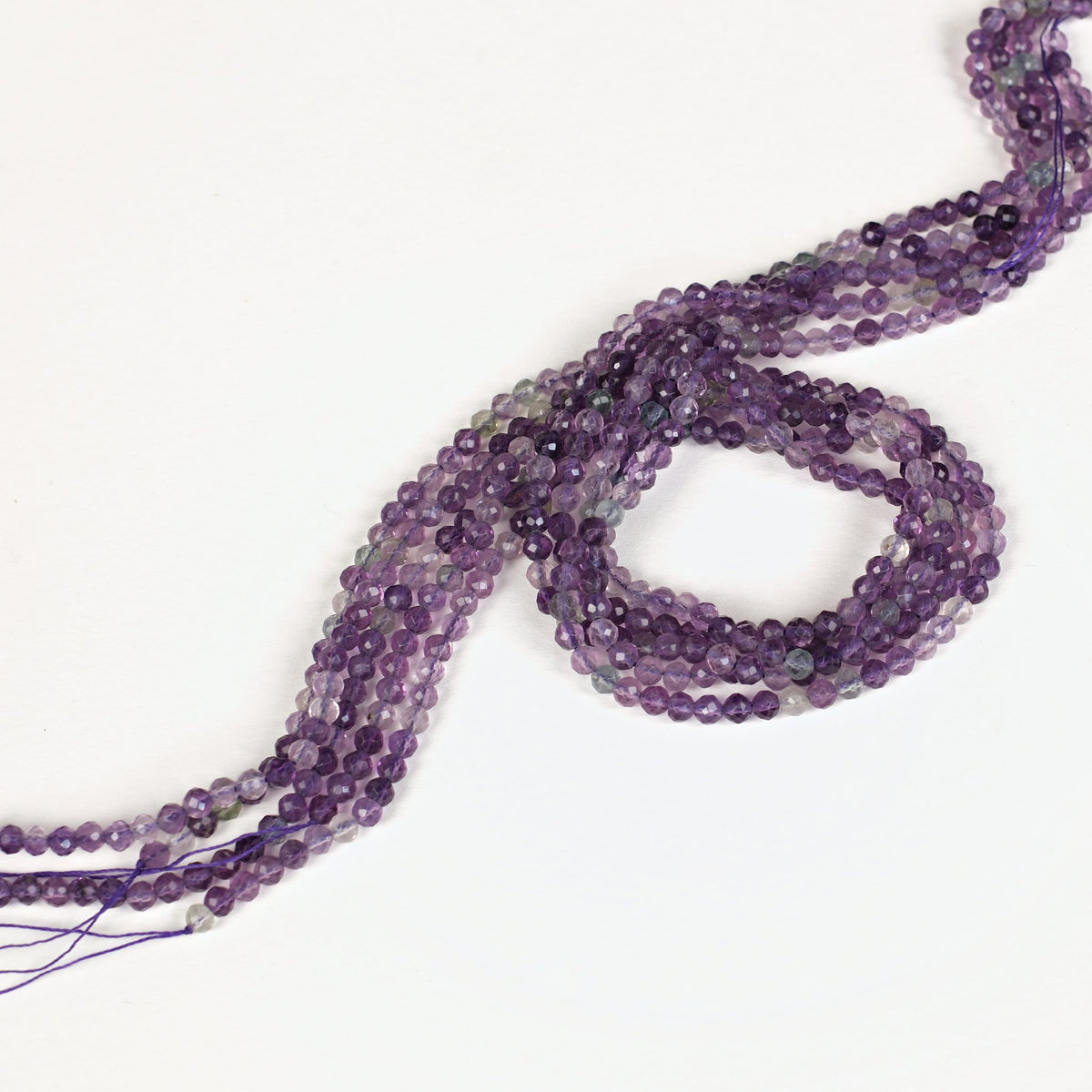 Rangs de fluorite violette naturelle 3,8 mm formant une boucle