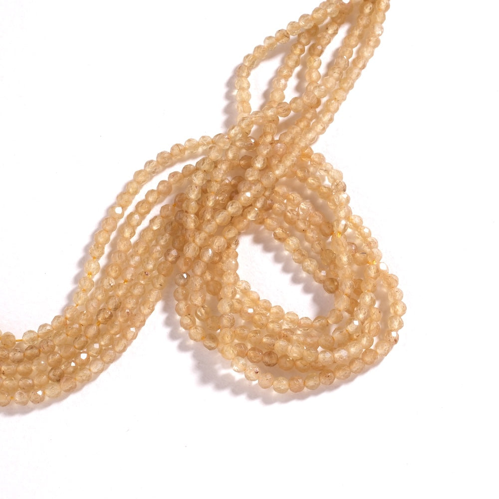 Détail des facettes des perles en apatite jaune citron 3 mm