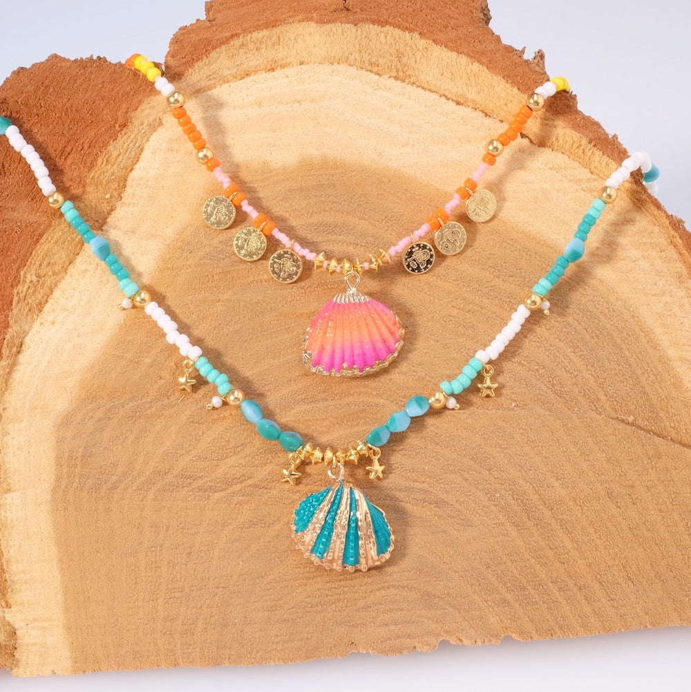 Exemple de création : Collier de l'été en perles colorées et pendentif coquillage – tuto Perles Corner