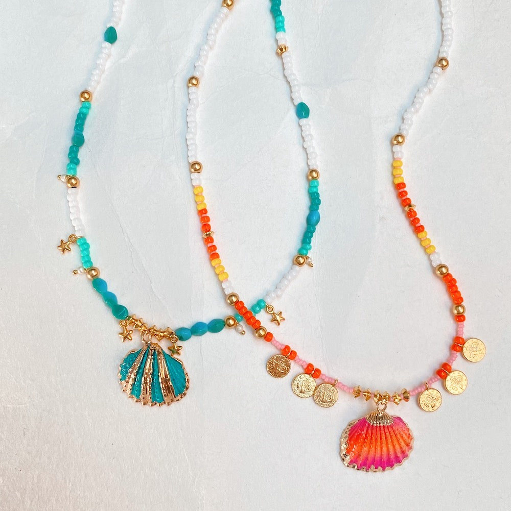 Exemple de création : Collier de l'été en perles colorées et pendentif coquillage – tuto Perles Corner