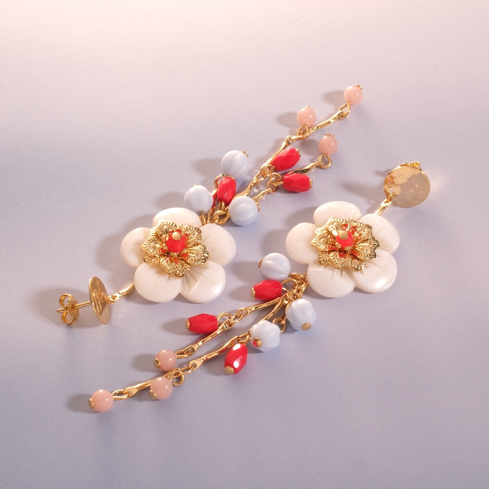 Exemple de création : Tuto boucles d'oreilles Flora : fleur de nacre et perles de Bohème – tuto Perles Corner