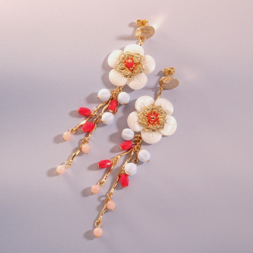 Exemple de création : Tuto boucles d'oreilles Flora : fleur de nacre et perles de Bohème – tuto Perles Corner