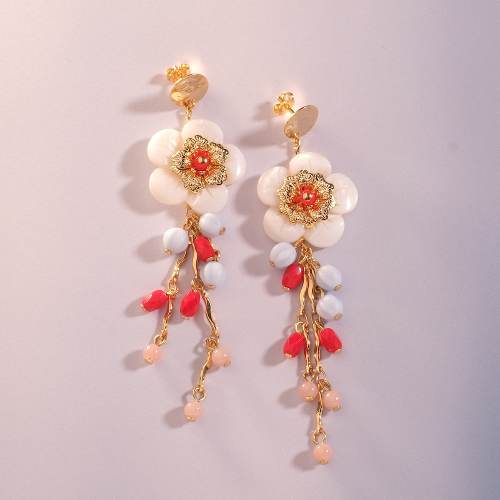 Boucles d'oreilles fleur en nacre et coupelle dorée à l'or fin 24K avec pampilles perlées