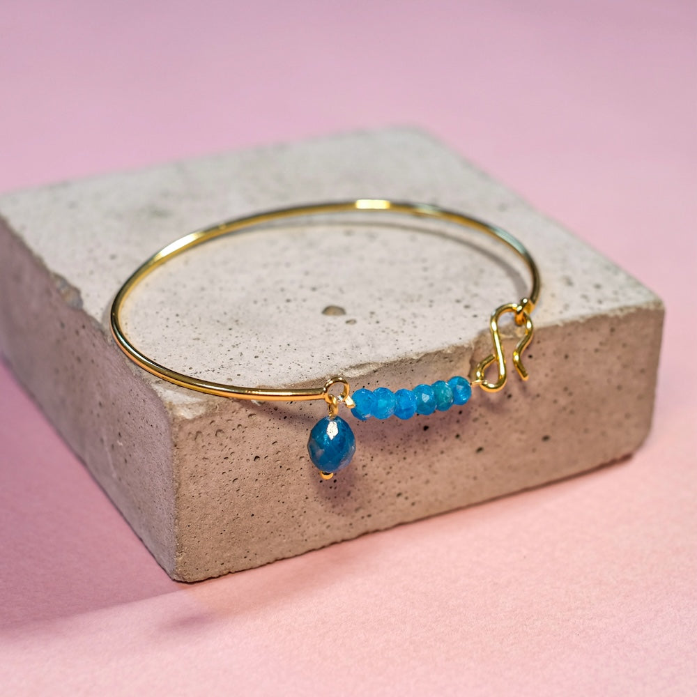 Exemple de création : Bracelet jonc graphique & Apatite – tuto Perles Corner