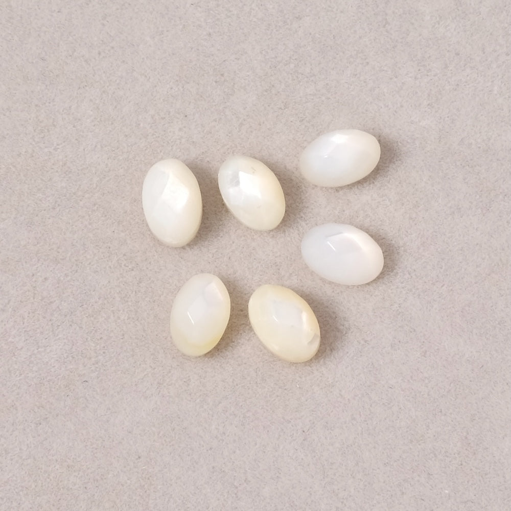 Cabochon en pierre naturelle Ovale facetté 6 x 4mm en Nacre blanche