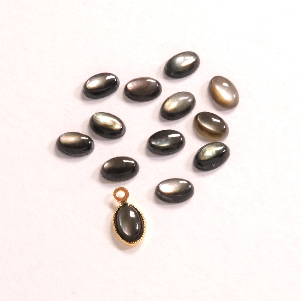 Cabochon ovale 6 × 4 mm — nacre noire
