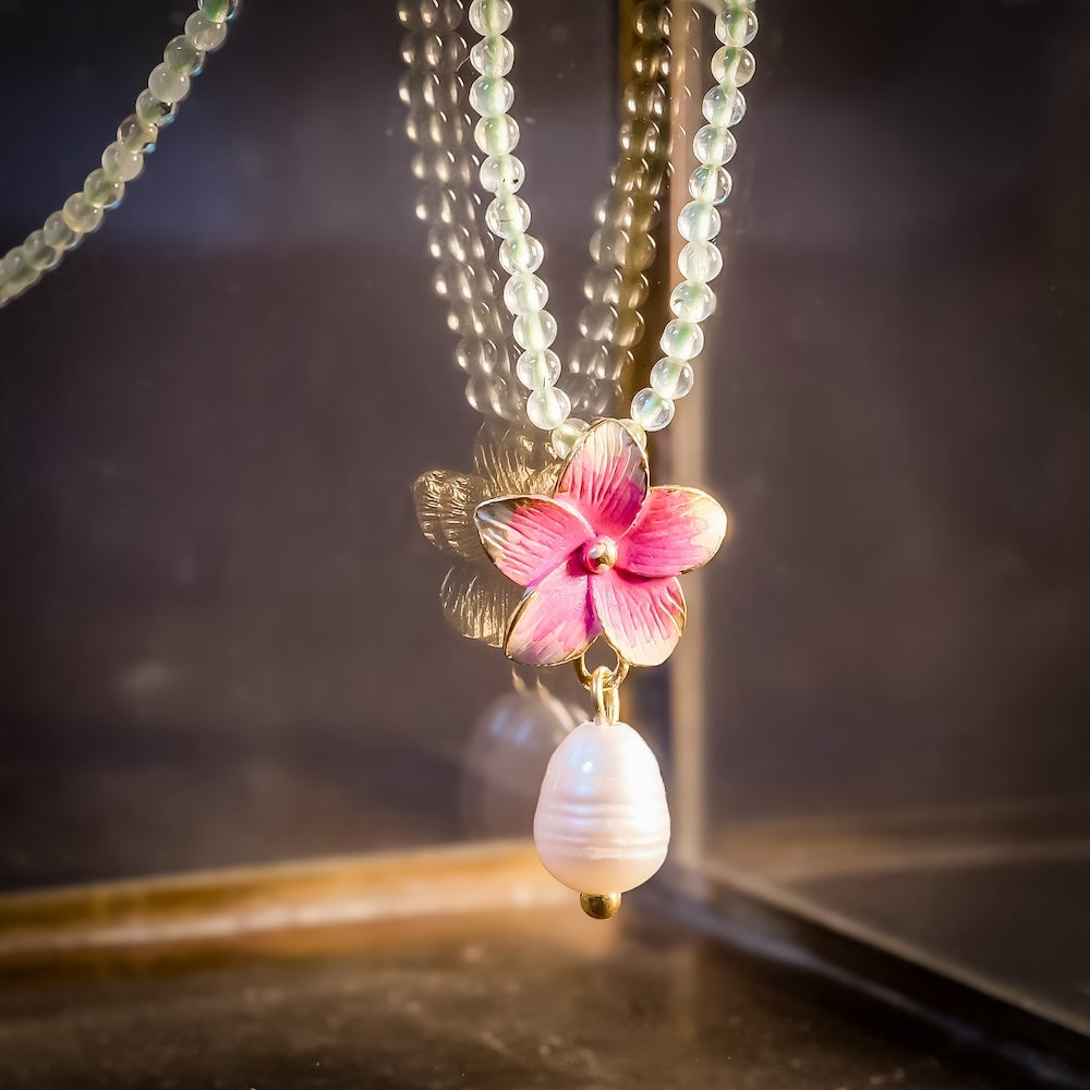 Pendentif Fleur rose peint à la main – Doré 24K Premium