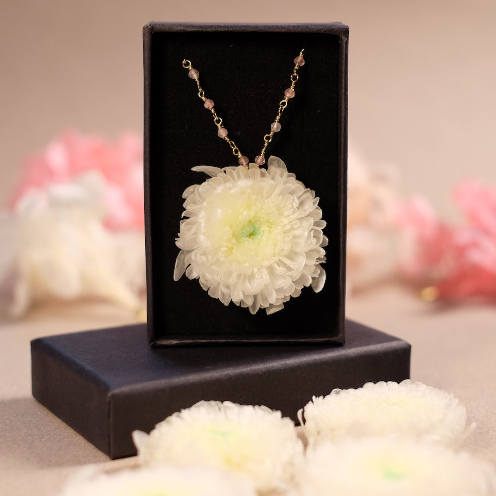 Collier Fleur stabilisée champêtre Blanc vert en laiton doré à l'or fin 24K Premium