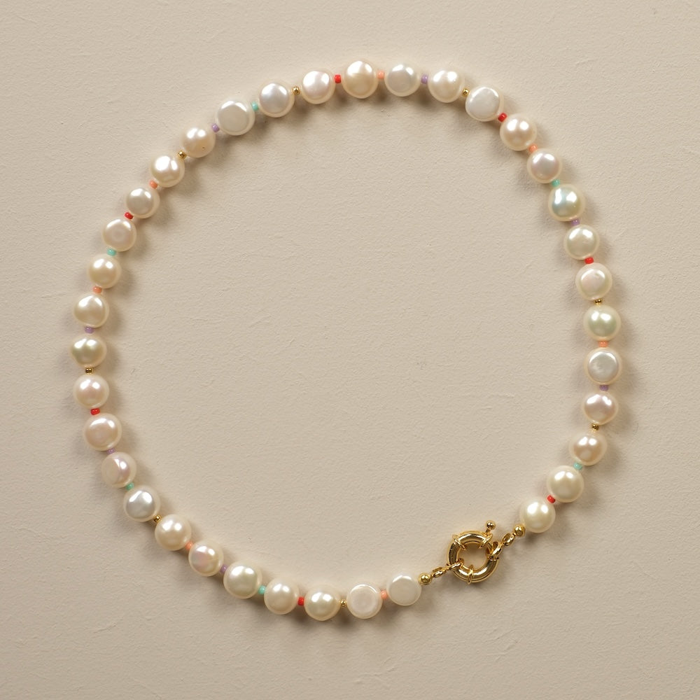 Exemple de création : Tuto collier ras de cou en perles de nacre et rocailles Miyuki – tuto Perles Corner