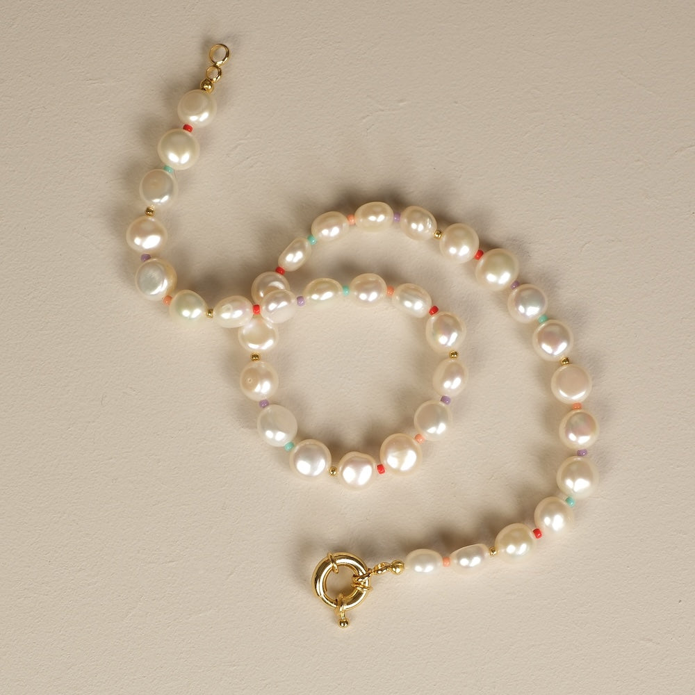 Exemple de création : Tuto collier ras de cou en perles de nacre et rocailles Miyuki – tuto Perles Corner
