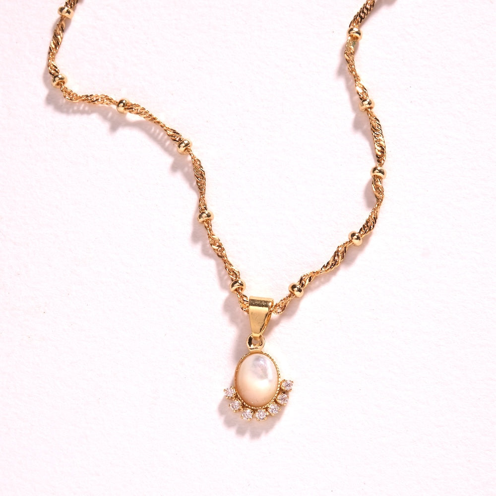 Collier avec pendentif Nacre et strass zircon doré sur chaîne fine