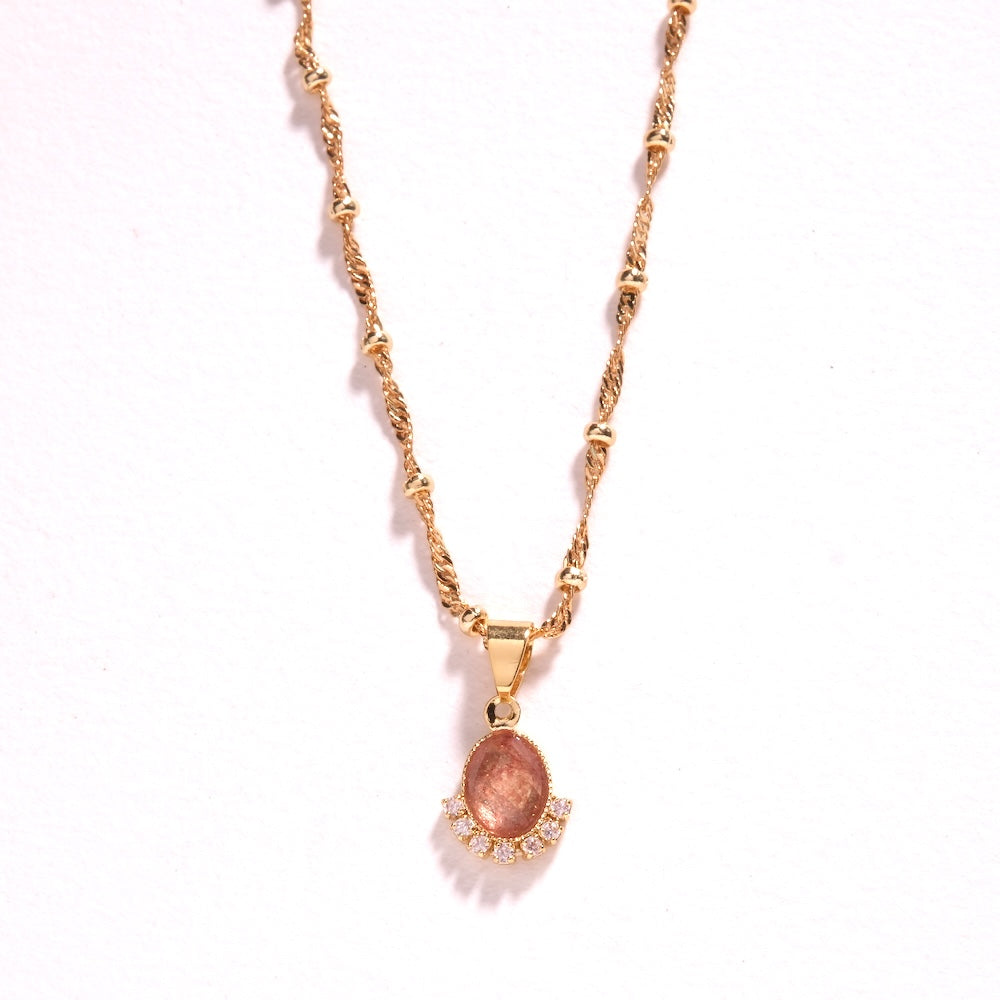 Collier avec pendentif Quartz fraise et strass zircon doré sur chaîne fine