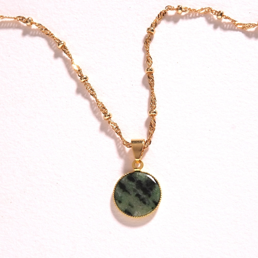 Collier avec pendentif rond Anyolite doré sur chaîne fine