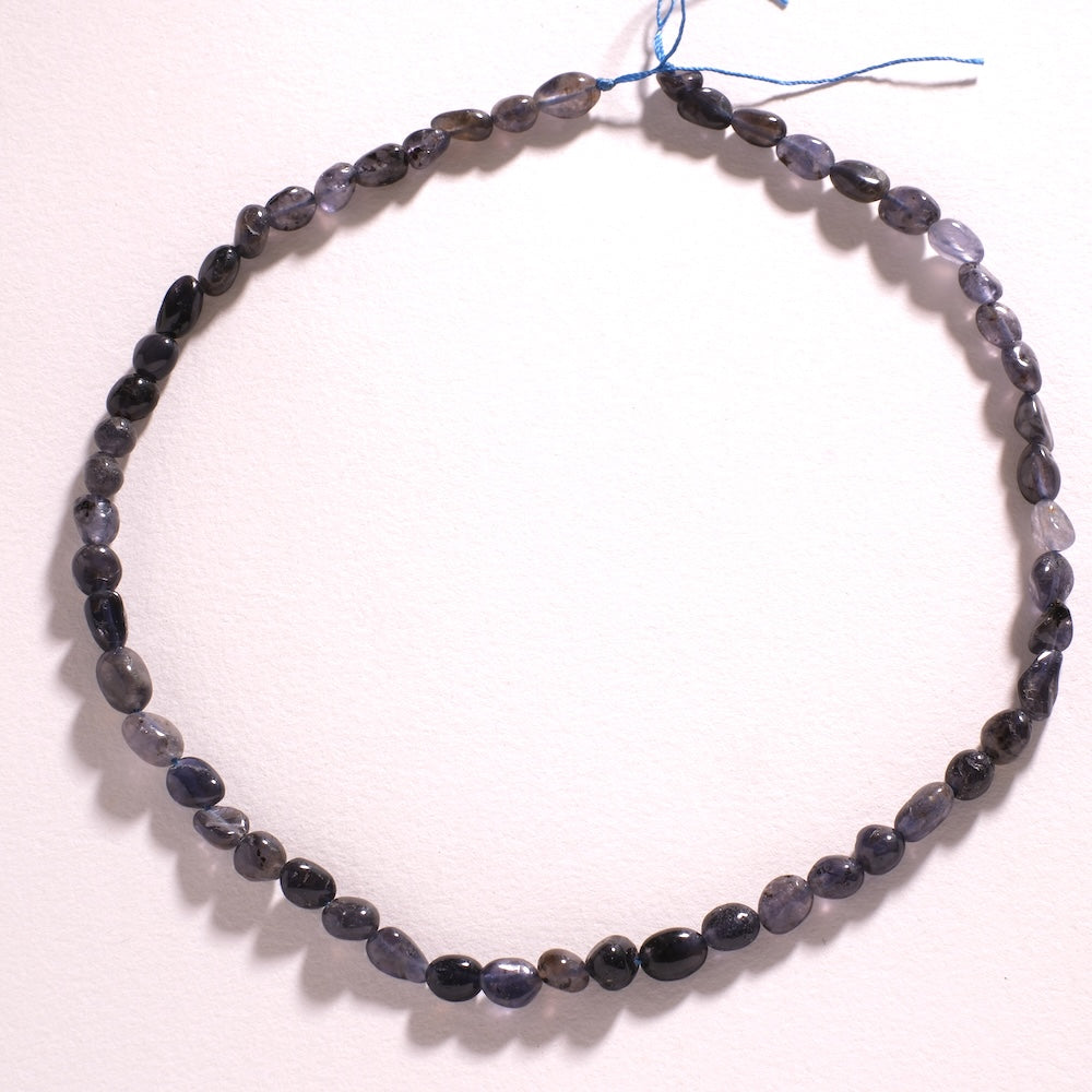 Collier en nuggets d'iolite bleu violet monté à la main
