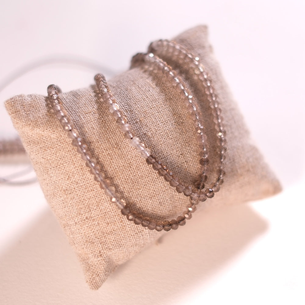 Collier en perles de quartz fumé et apprêts dorés à l'or fin