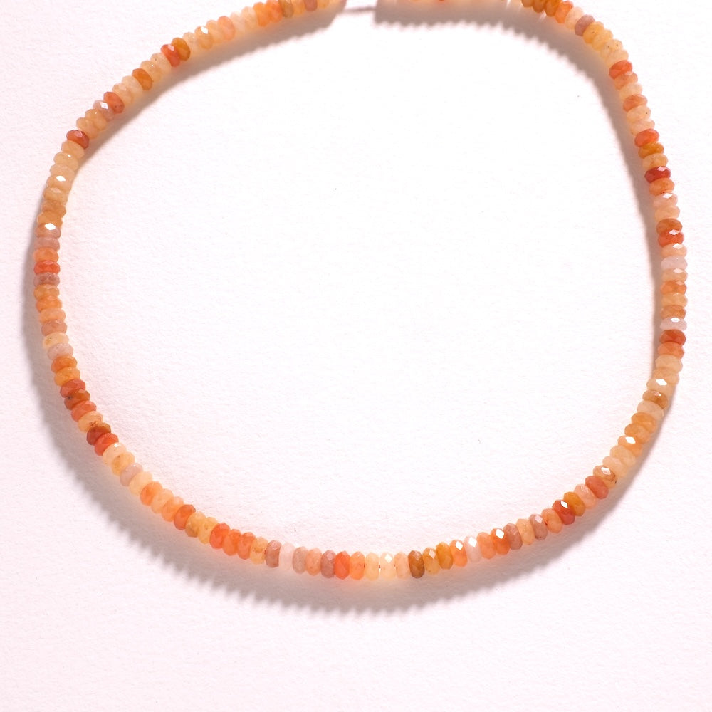 Collier en perles heishi d'aventurine brun orangé et apprêts dorés