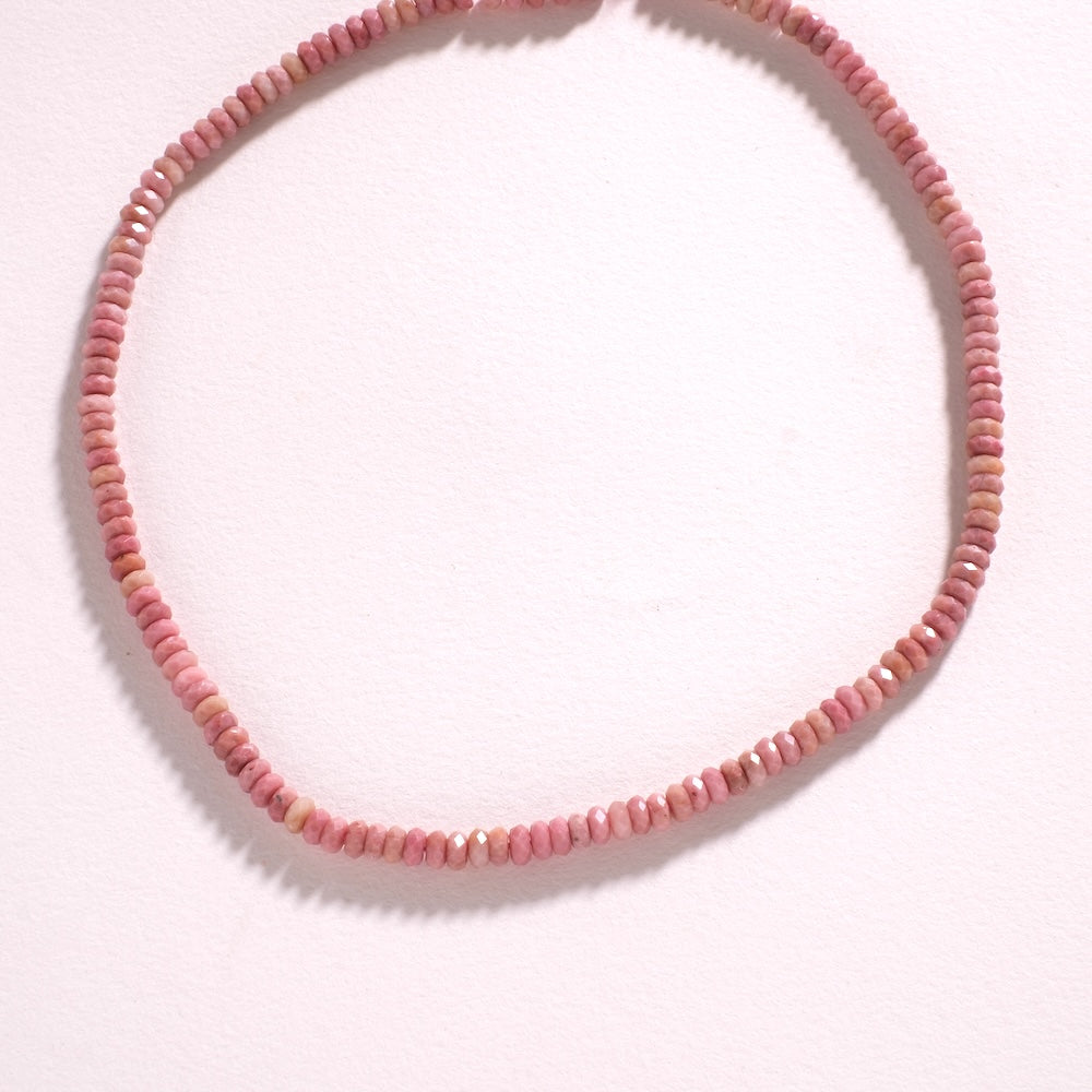 Collier en perles heishi de rhodonite rose monté à la main
