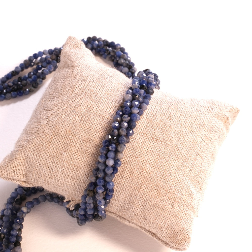 Collier fin en perles de sodalite bleue facettées
