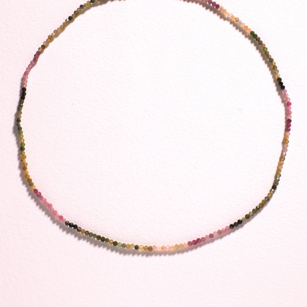 Collier fin monté avec des perles Tourmaline facettées 2 mm