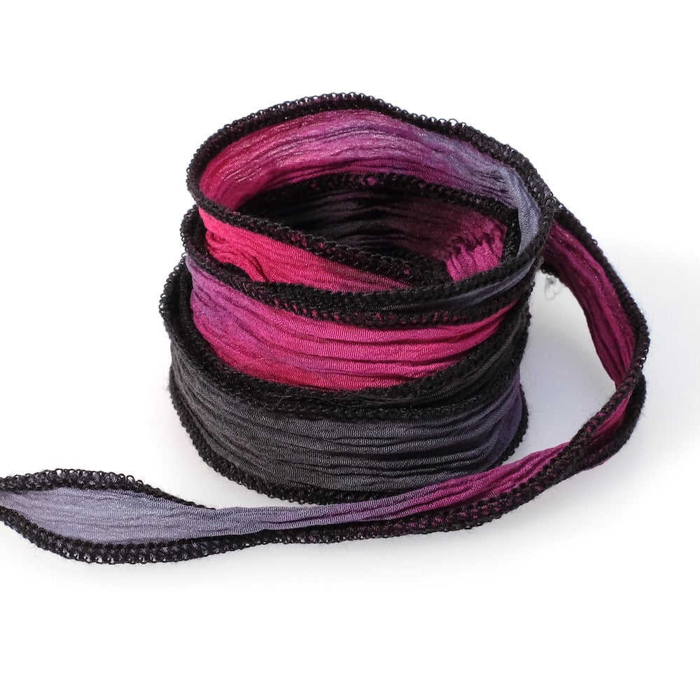 Ruban de soie teint à la main Tie and Dye gris fuchsia couture noire