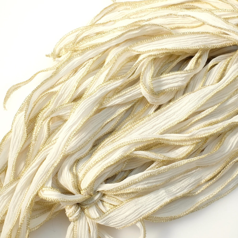Ruban de soie teint à la main Blanc couture dorée