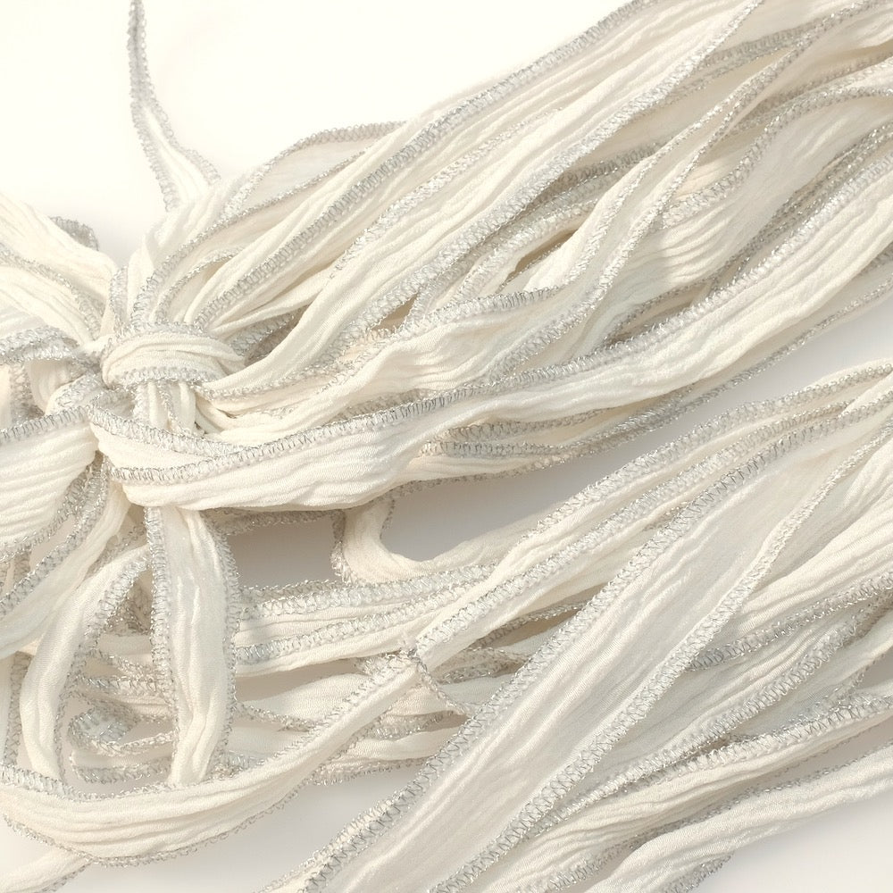 Ruban de soie teint à la main Blanc couture argentée
