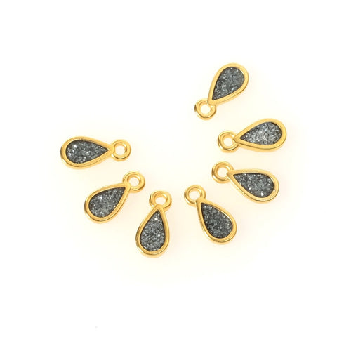 2 pendentifs gouttes émaillés noir pailleté en Zamak doré 24K.