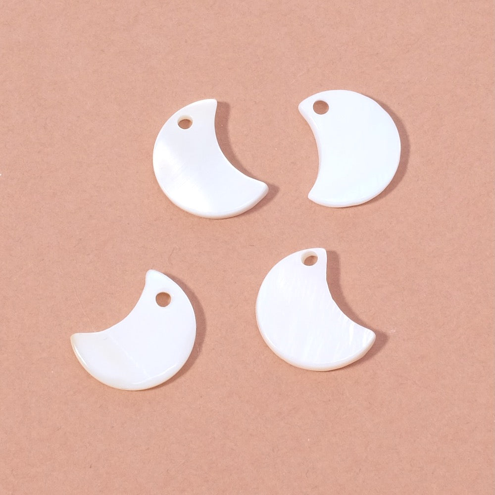 4 Pendentifs lune en nacre naturelle