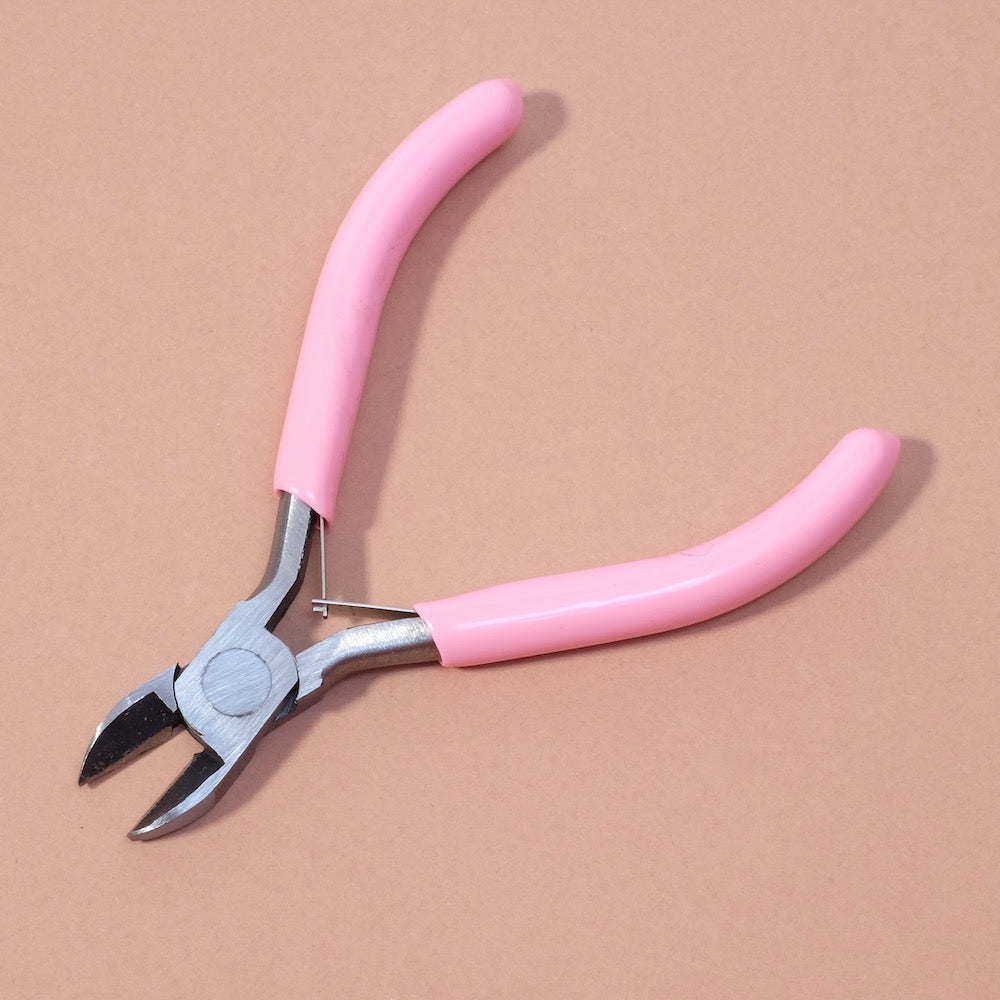 Pince coupante rose pour création de bijoux.