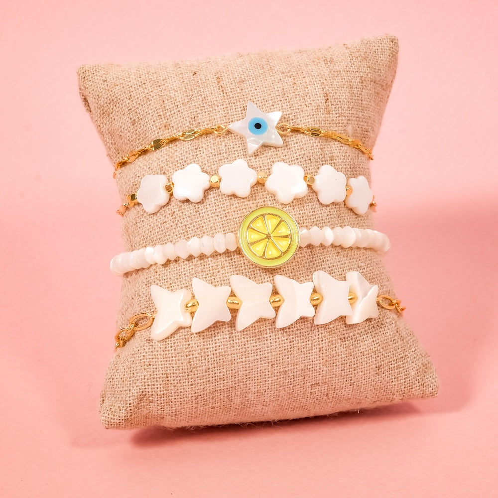6 perles fleur en nacre naturelle blanche.