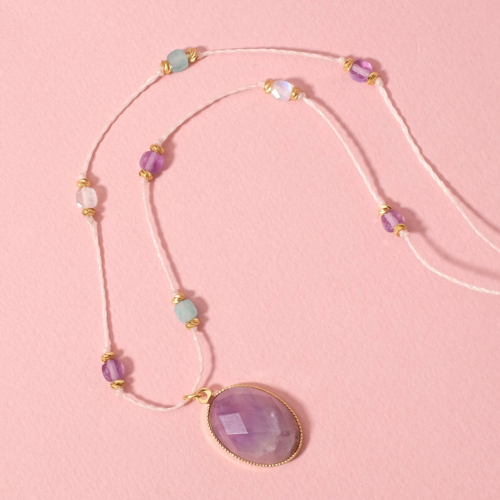 Cabochons ovales en agate grise naturelle.