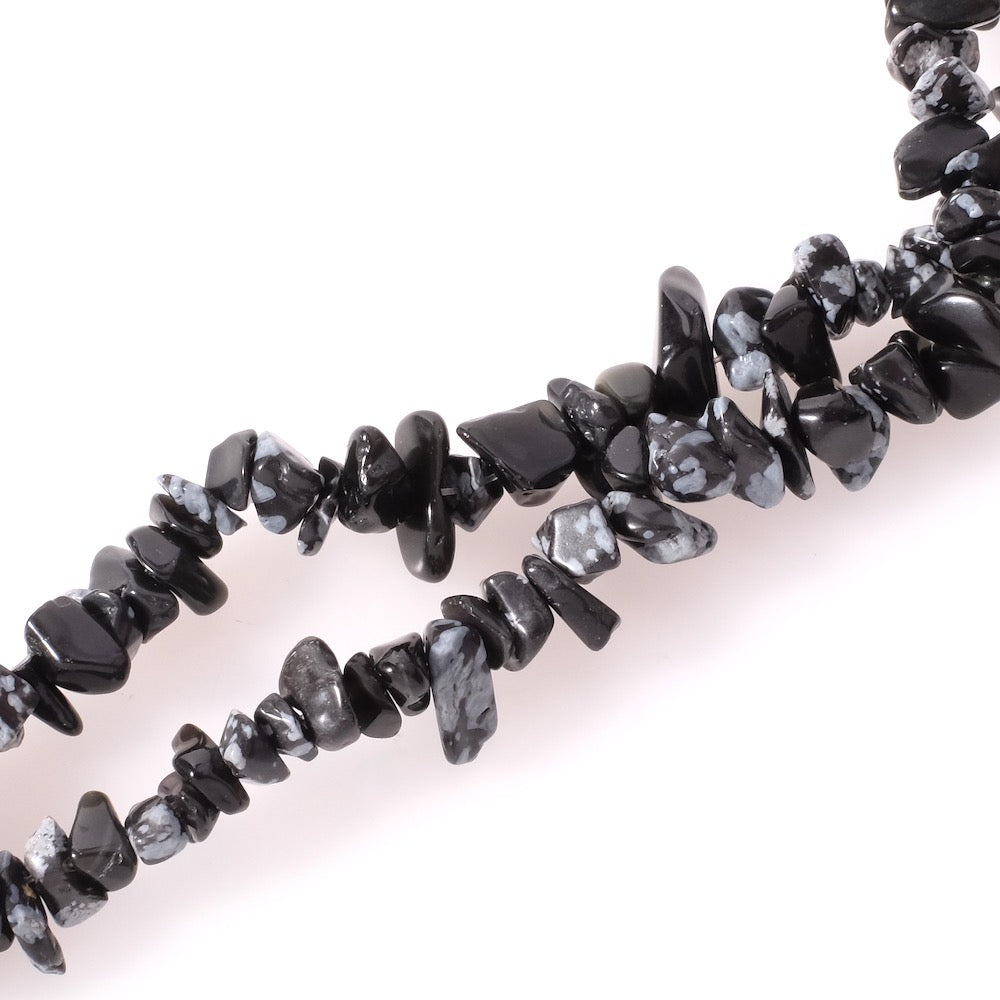 Fil de 76cm de perles naturelles irrégulières en Pierre de lune, le fil contient environ 200 perles.  Taille environ: 4/6mm Trou: 0,8mm Origine : Inde  Ces perles sont identiques à celles utilisées pour réaliser nos chaines rosaires. Ces perles seront idéales pour des créations de colliers, en bracelet ou bien en Boucles d'oreilles. Elles sont également disponibles dans d'autres coloris.