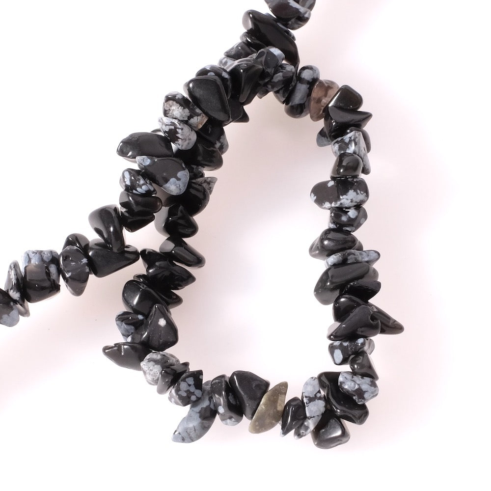Fil de 76cm de perles naturelles irrégulières en Pierre de lune, le fil contient environ 200 perles.  Taille environ: 4/6mm Trou: 0,8mm Origine : Inde  Ces perles sont identiques à celles utilisées pour réaliser nos chaines rosaires. Ces perles seront idéales pour des créations de colliers, en bracelet ou bien en Boucles d&#39;oreilles. Elles sont également disponibles dans d&#39;autres coloris.