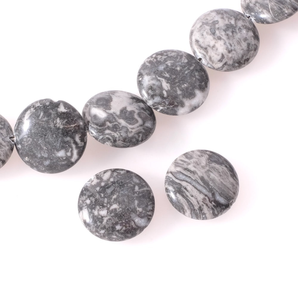 2 perles rondes plates en jaspe naturel de 20mm avec des motifs gris et blancs.