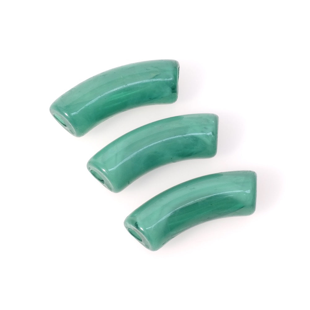 Perle tube courbe incurvée en acrylique vert marbré