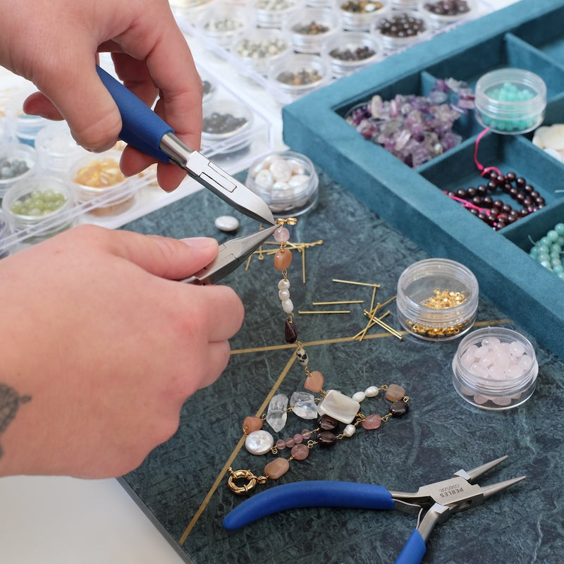 Atelier de création de collier en pierres naturelles avec apprêts dorés à l'or fin 24K.