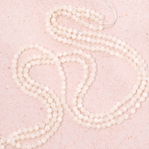 Fil de perles 3mm facettées en nacre naturelle blanche.