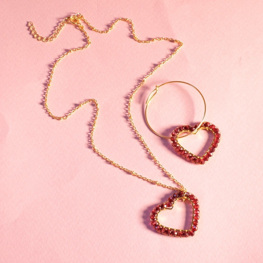 Exemple de création : Bijoux LOVE Grenat – tuto Perles Corner